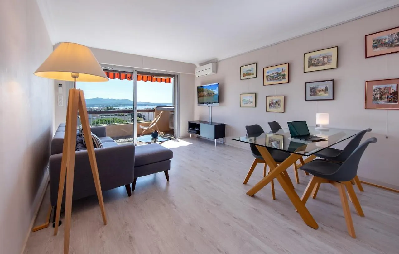 Le Cadet - Vue Panoramique Ville Et Baie De Sanary Sur Mer, Parking & Terrasse - 2 A 4 Pers 0*, Sanary-sur-Mer